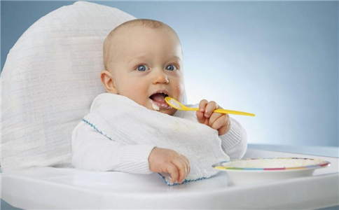 宝宝不宜过早吃什么 宝宝什么时候吃辅食好 宝宝吃什么食物好