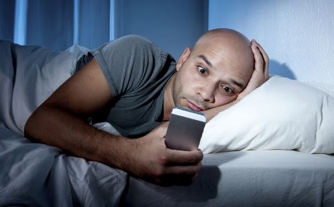 深夜在床上玩手机 会有8大危害