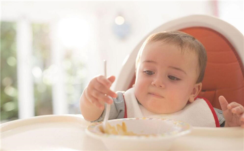 宝宝不宜过早吃什么 宝宝什么时候吃辅食好 宝宝吃什么食物好