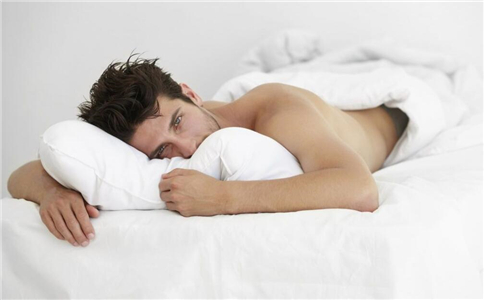 男人晚上怎么睡最好 哪种睡姿适合男人 男人适合什么睡姿