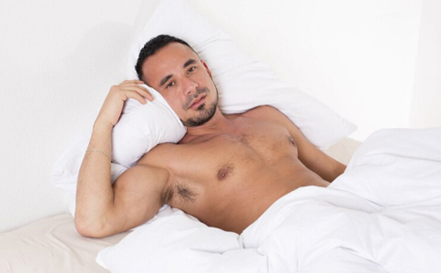 裸睡对身体好吗 男人裸睡有坏处吗 男人怎么睡觉才健康