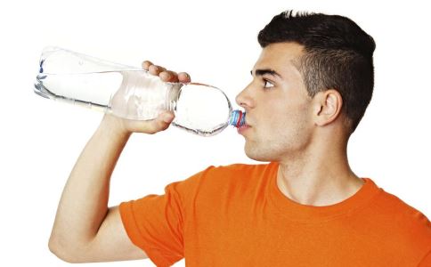 男人怎么喝水健康 男人每天喝多少水 男人喝水的好处