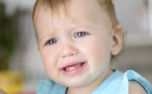 小儿长牙的时候吃什么食物最好 宝宝长牙的症状 宝宝长牙吃什么好