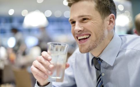 男人怎么喝水健康 男人每天喝多少水 男人喝水的好处