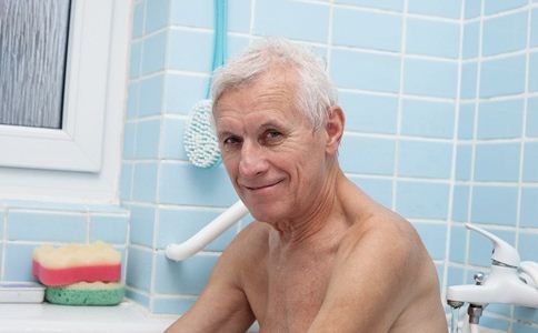 老人体弱 洗澡时有不少注意事项