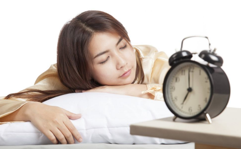 哪些食物影响睡眠 晚上吃哪些食物影响睡眠 什么食物影响睡眠