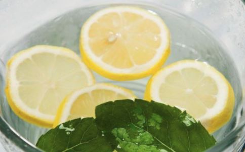 鲜柠檬片泡水喝有什么功效