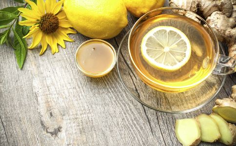 夏季喝蜂蜜水的好处 蜂蜜水有哪些功效 喝蜂蜜水的好处