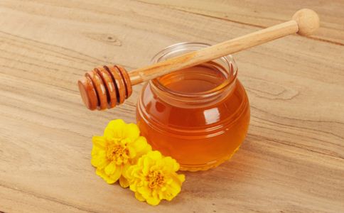 婴幼儿可以吃蜂蜜吗 婴幼儿吃蜂蜜的注意 婴幼儿怎么吃蜂蜜