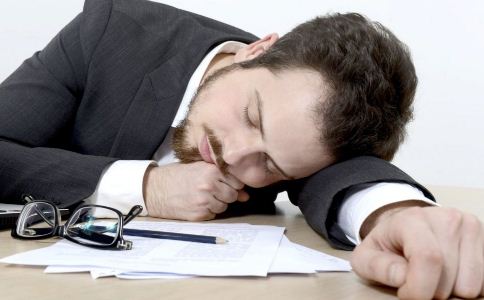趴桌睡对健康的影响 趴桌睡会导致哪些疾病 白领如何午休好