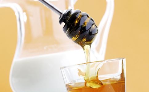 蜂蜜有哪些养生作用 喝蜂蜜水的好处有哪些 蜂蜜水的保健功效