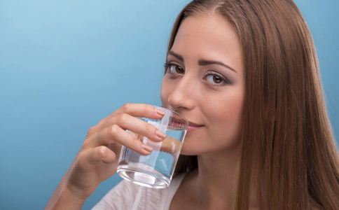 喝温开水的好处 温开水的保健功效 温开水的功效