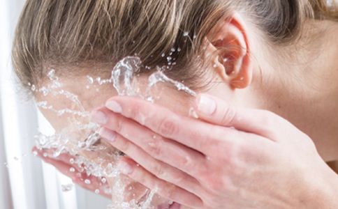 夏季凉水洗脸的两大危害