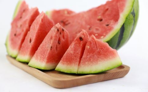 夏季吃西瓜的好处 夏季吃西瓜的注意 哪些人不宜吃西瓜