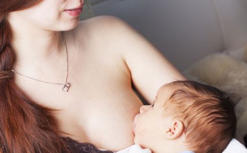吃母乳的婴儿更爱哭吗 吃母乳要注意哪些 婴儿吃母乳好吗