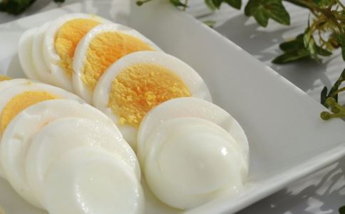 老人吃蛋可以吃蛋黄吗 老人吃蛋的注意 老人吃蛋黄