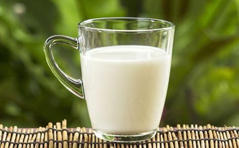 牛奶怎么喝更健康 牛奶怎么喝最好 喝牛奶的注意