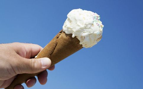 冬天吃冰淇淋好吗 冬天吃冰淇淋的危害 冰淇淋吃多了会怎样