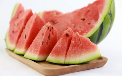 夏季不宜吃西瓜的人 哪些人不能吃西瓜 什么人不能吃西瓜