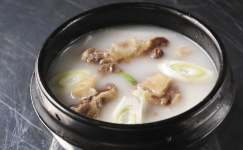 奶白骨头汤的做法 奶白骨头汤怎么做 做奶白骨头汤的技巧
