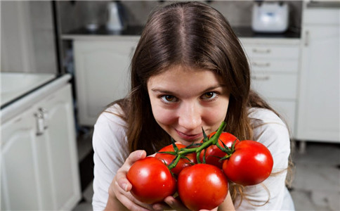 西红柿可以美白吗 西红柿做面膜怎么做 吃西红柿注意什么