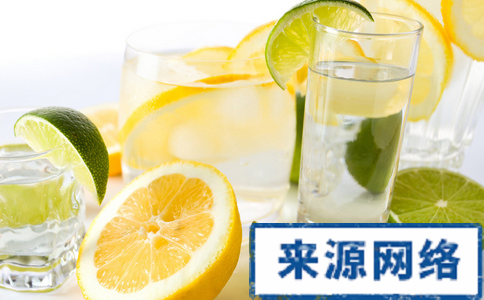 夏天喝柠檬水的好处 柠檬水的功效 柠檬水的作用