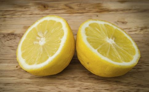 柠檬切片泡水喝的功效 柠檬泡水的功效 柠檬泡水防癌吗