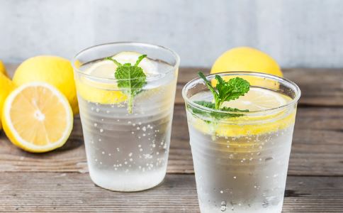 柠檬切片泡水喝的功效 柠檬泡水的功效 柠檬泡水防癌吗