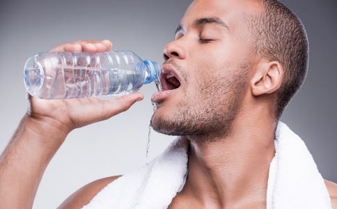 早上起床 早上起床喝什么水好 盐水 饮料 自来水 健康
