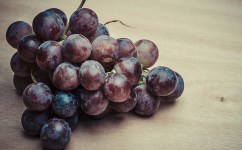 吃葡萄不吐葡萄皮 吃葡萄要吐葡萄皮吗 吃葡萄皮的好处 吃葡萄