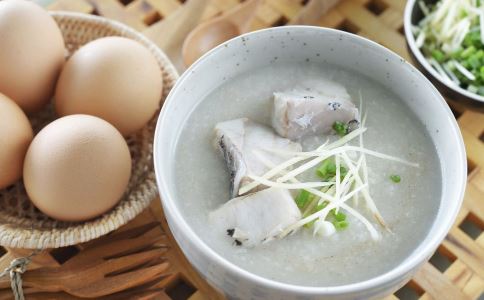 鸡蛋 如何选购鸡蛋 食用鸡蛋 食物中毒 这几种鸡蛋不能吃