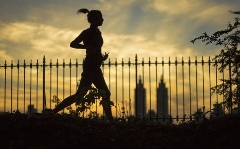 晚上慢跑减肥效果好么 慢跑有什么动作要领 慢跑要注意什么