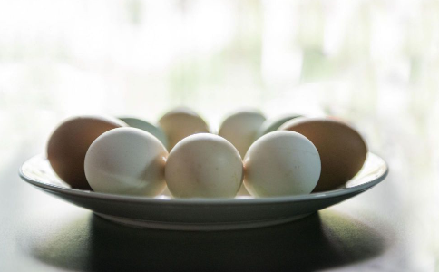 哪种鸡蛋不能吃 吃完鸡蛋后不能吃什么 如何挑选新鲜鸡蛋