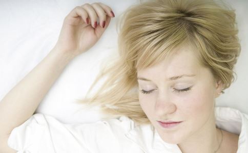 睡姿会影响睡眠吗 怎么睡更容易睡着 睡觉的姿势怎么样才健康