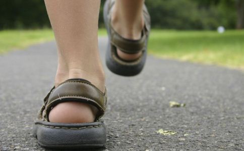 健步走怎么走才健康 健步走的注意事项 健步走走多久