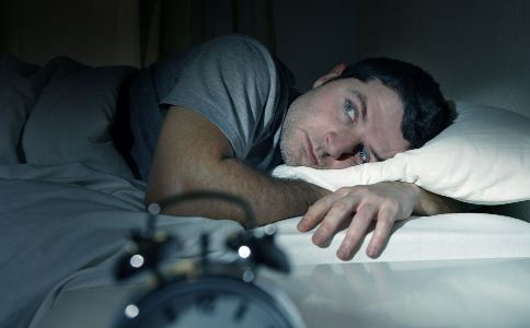 熬夜的危害有哪些 熬夜会有哪些危害 哪种睡姿比较适合入睡