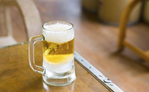 夏季喝啤酒的注意 夏季如何喝冰冻啤酒 喝冰冻啤酒的禁忌