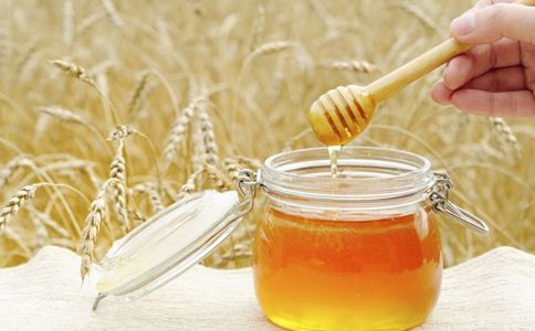 蜂蜜养生怎么吃 蜂蜜的吃法 蜂蜜养生食疗的秘方