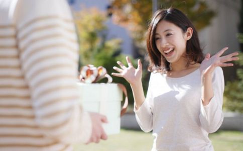 情人节 情人节礼物 情人节送女孩什么礼物好