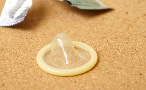 如何使用避孕套 使用避孕套的注意 避孕套对女性的危害