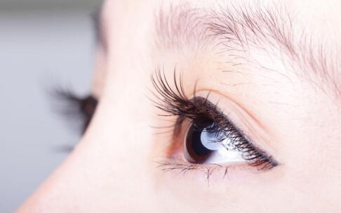 眼睛肿痛怎么办 眼睛肿痛治疗偏方 眼睛肿痛食疗